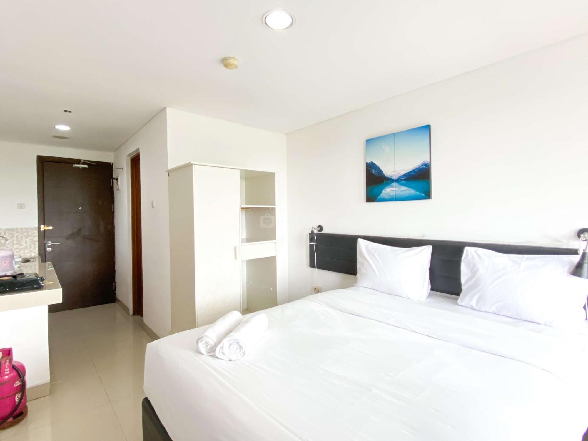 Minimalist Studio At Enviro Apartment By Travelio Cikarang Exterior photo